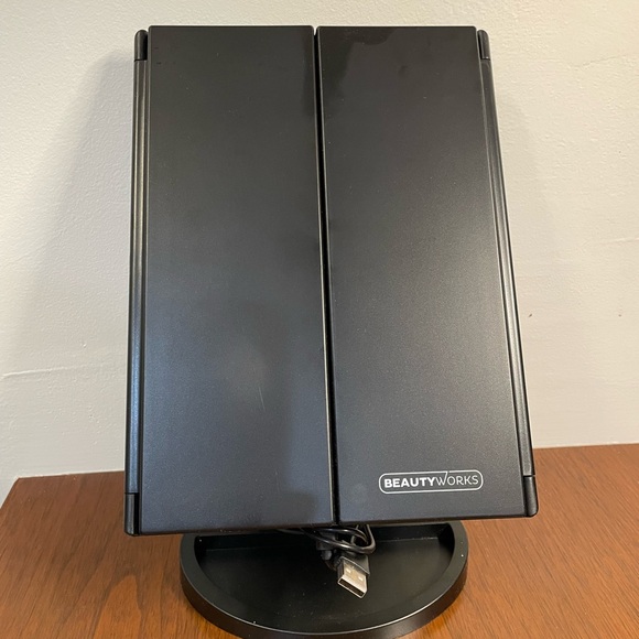 Clearance! / BeatyWorks Adjustable LED Lights Mirror. - Picture 10 of 13